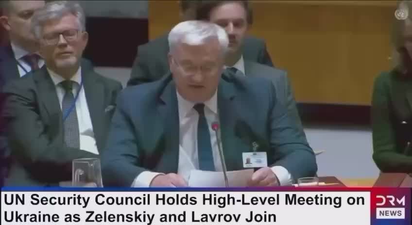 Глава украинского МИД Сибига на ну очень ломанном английском с листка читает свое выступление в ООН