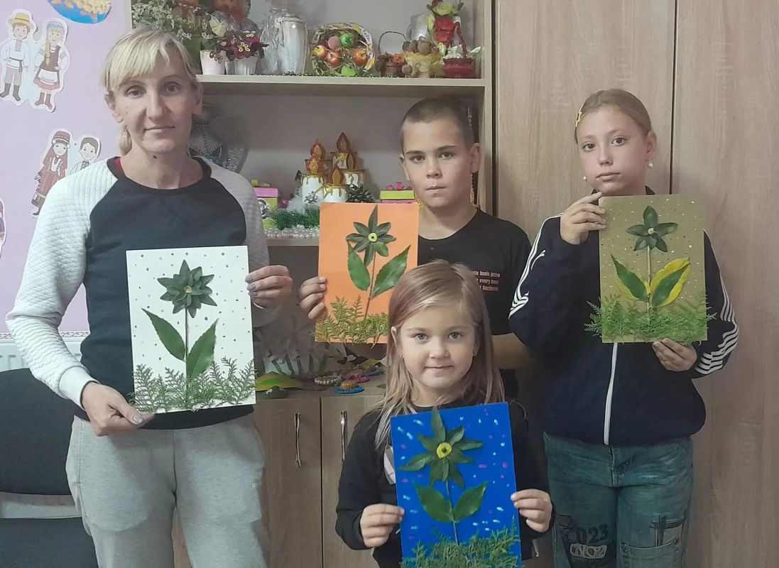 В детской мастерской Богдановского сельского клуба прошло творческое занятие «Цветок счастья»