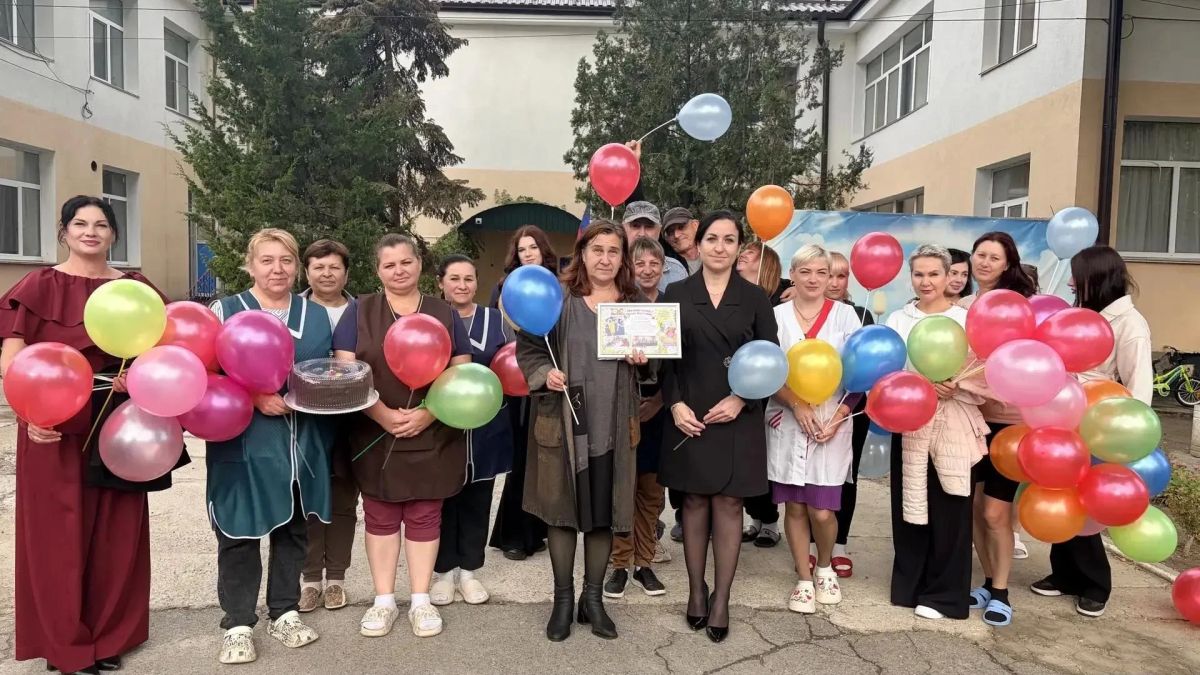 Школьники Скадовска поздравили дошколят и коллектив детского сада с Днём дошкольного работника!