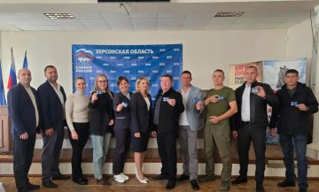 В наших рядах пополнение!. Накануне Дня воссоединения регионов Донбасса и Новороссии с Россией депутат областной Думы Оксана Мороз вместе с местными депутатами вручила партийные билеты новым членам Единой России