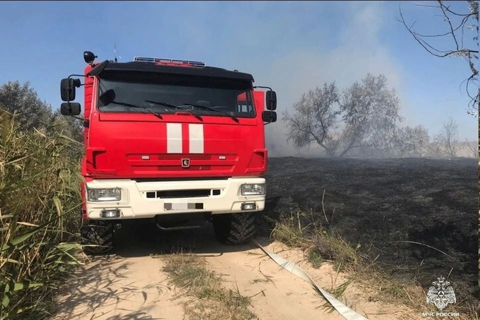 На пожаре и обстреле ВСУ работали херсонские спасатели 28 сентября