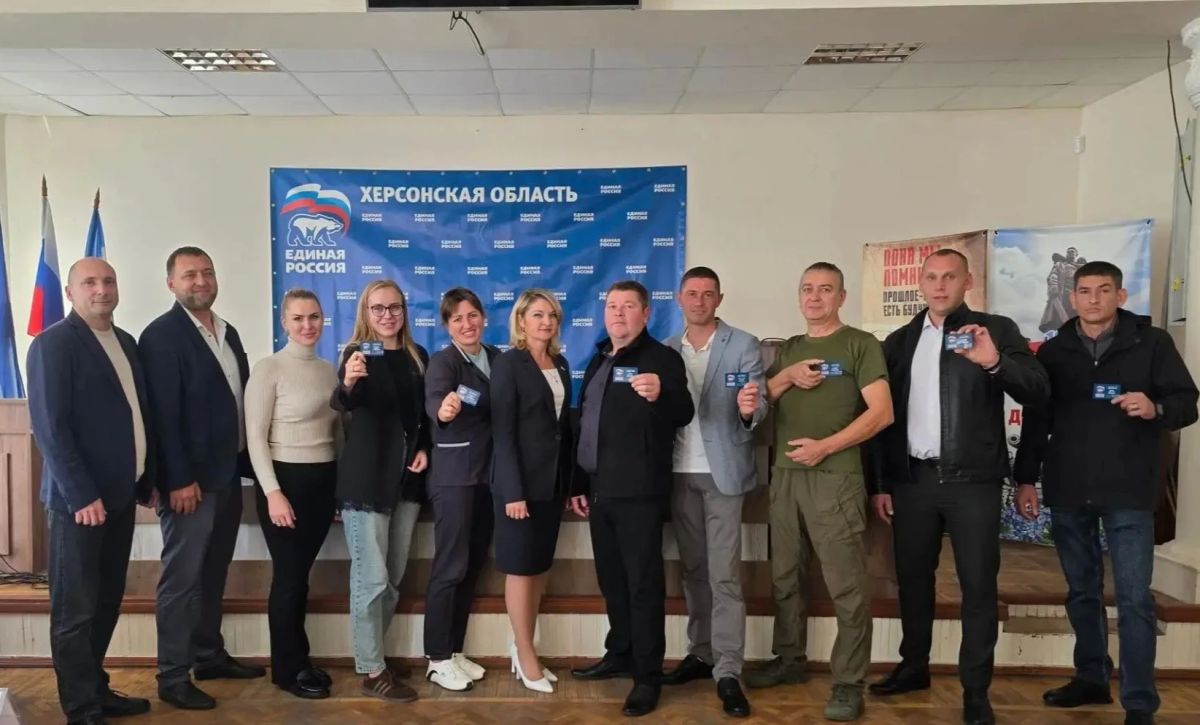 В наших рядах пополнение!. Накануне Дня воссоединения регионов Донбасса и Новороссии с Россией депутат областной Думы Оксана Мороз вместе с местными депутатами вручила партийные билеты новым членам Единой России