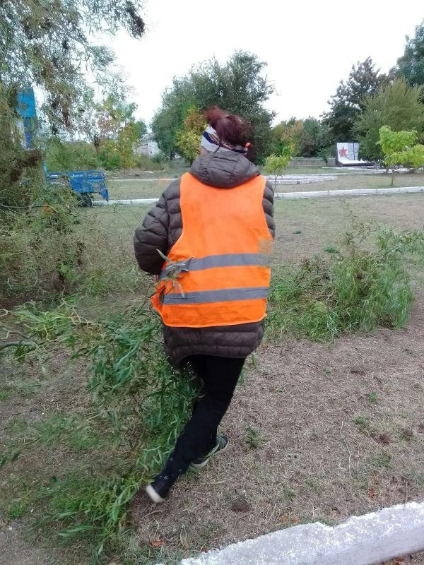 Работники МКУ «Горжилстрой» провели плановые работы по благоустройству