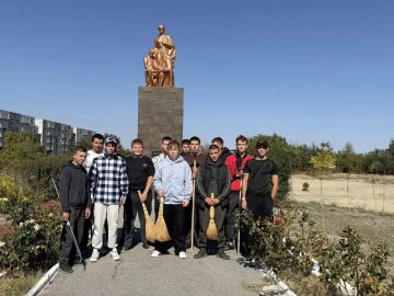 Студенты Генического строительного колледжа благоустроили памятник «Жертвам фашизма» ко Дню воссоединения