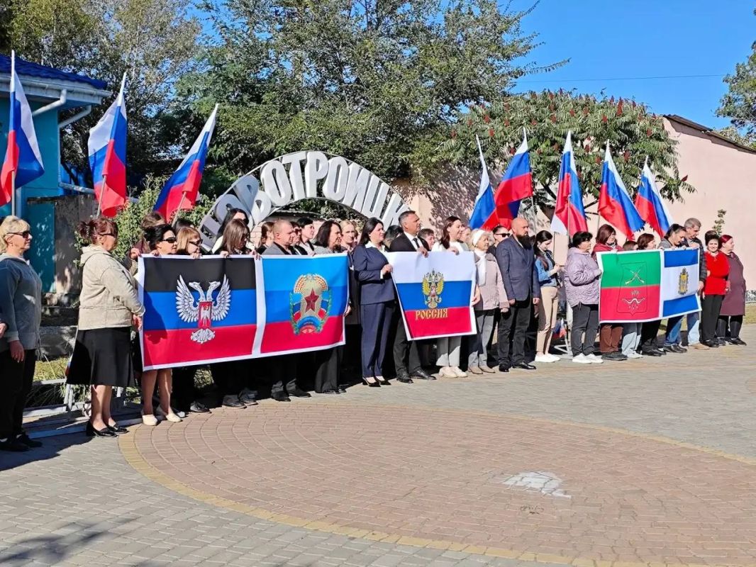 День воссоединения. Сегодня на Аллее Парковой состоялось торжественное мероприятие, посвящённое Дню воссоединения Донецкой и Луганской народных республик, Запорожской и Херсонской областей с Российской Федерацией