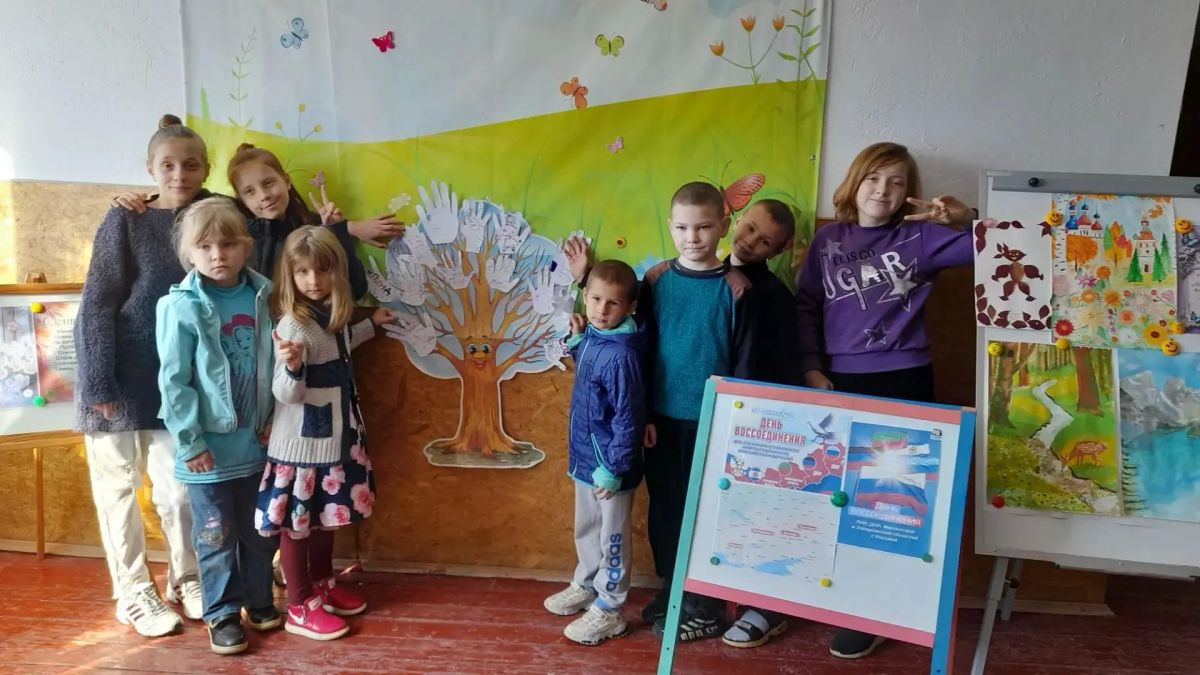 В Каховской детской библиотеке прошла интерактивная викторина «Широка страна моя родная», посвящённая Дню воссоединения новых регионов с Россией