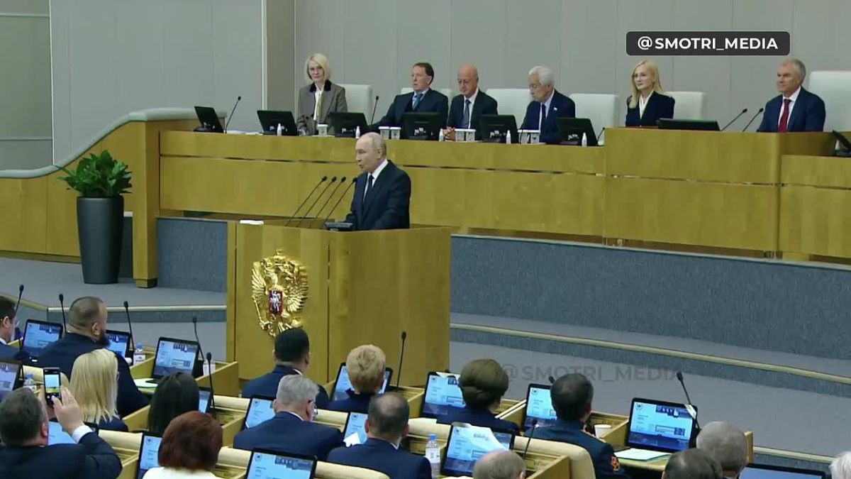 Владимир Путин выступает перед Госдумой в День Воссоединения