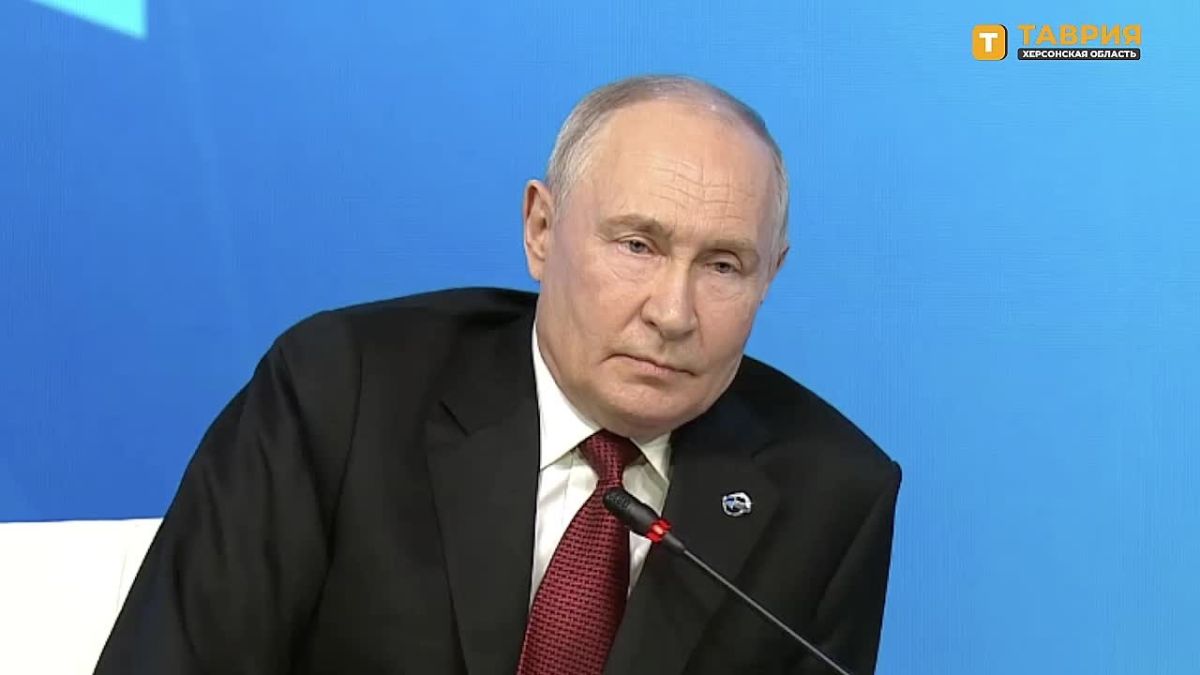 Владимир Путин назвал нелепой логику, при которой России предлагают прекратить удары по украинским кораблям в обмен на прекращение атак на НПЗ