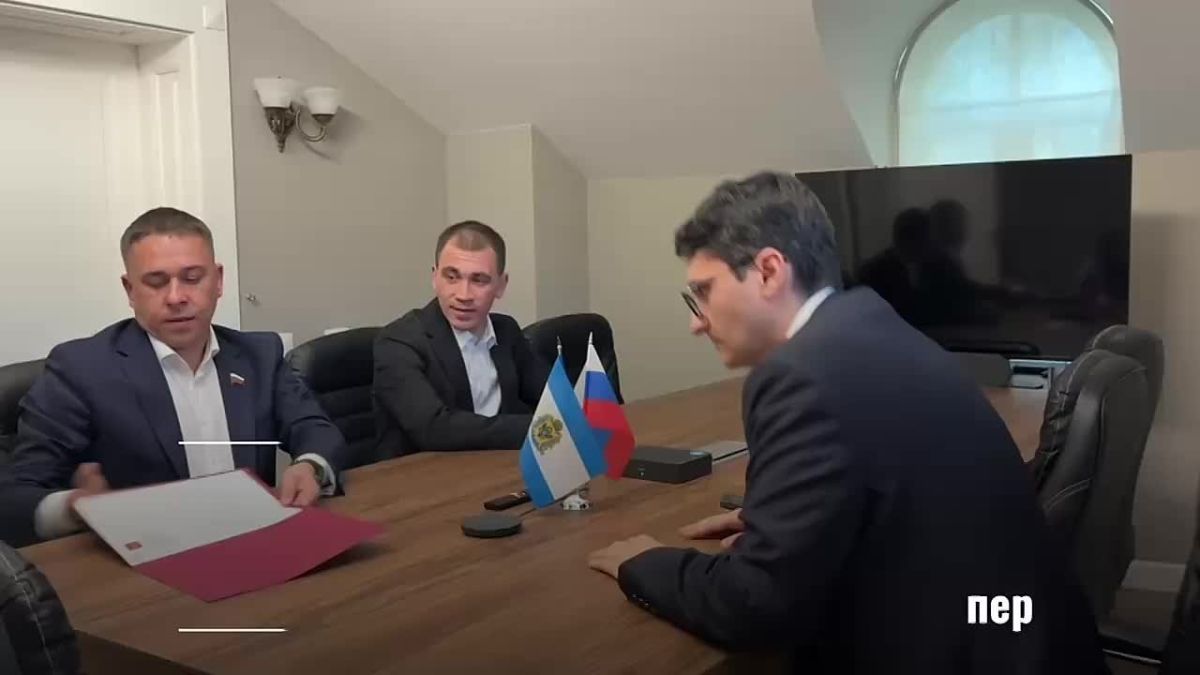 Сенатор РФ Айрат Гибатдинов вместе с заместителем Председателя Херсонской облдумы Рамилем Замалетдиновым, в День воссоединения исторических регионов с Россией, посетил Постоянное Представительство Херсонской области при...