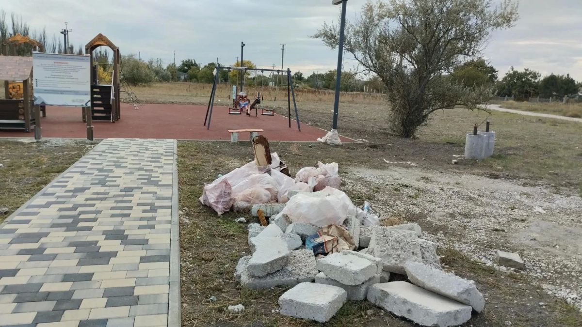 В сёлах Азовское и Придорожное ЗАВЕРШАЮТСЯ работы по строительству детских площадок и зоны отдыха