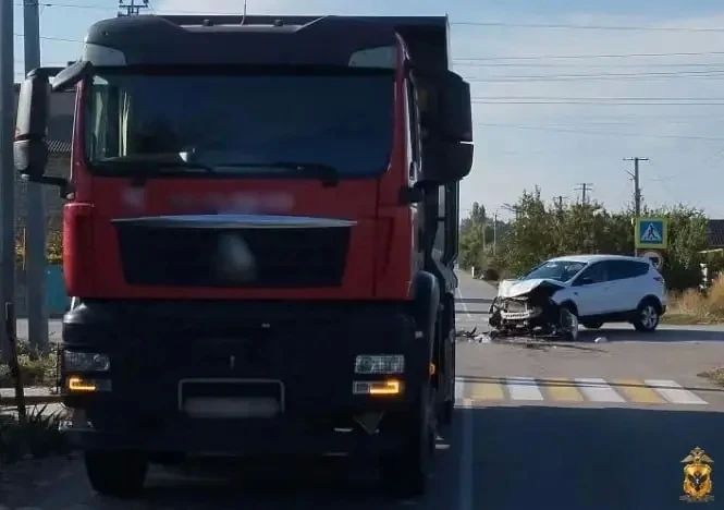 В Скадовске грузовик столкнулся с легковушкой, есть пострадавший