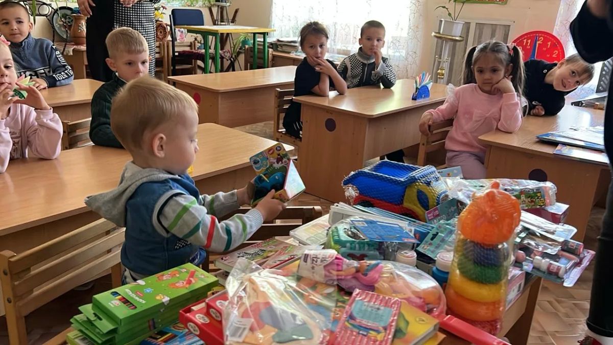 В Херсонской области завершилась акция "Коробка храбрости" от "Единой России" — собрано больше 2 000 подарков для детей, сообщил Владимир Сальдо