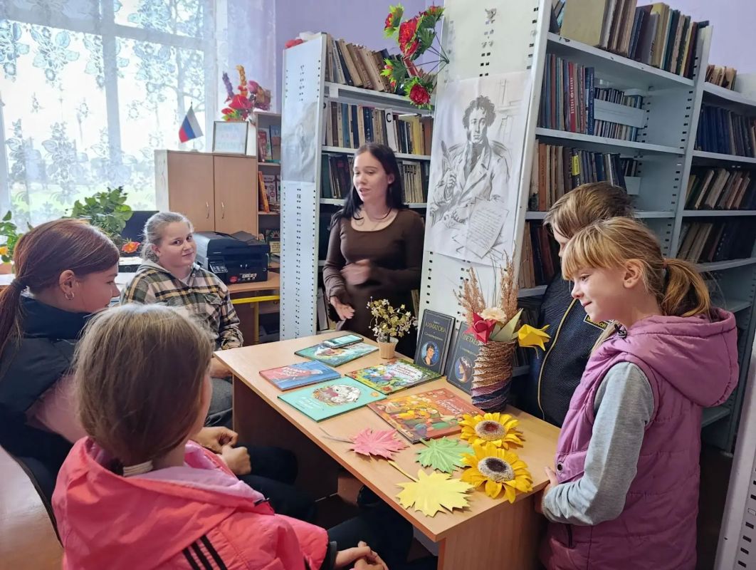 В Семёновской библиотеке прошёл тематический час «Ты меня о возрасте не спрашивай», посвящённый Дню пожилого человека