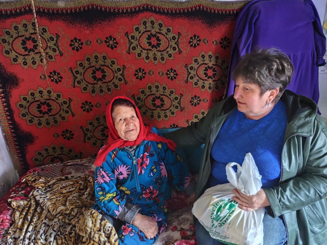 Ко Дню пожилого человека начальник Заозёрненского территориального отдела Александра Пшеничная навестила жителей села в возрасте 80 лет и старше и поздравила их с праздником