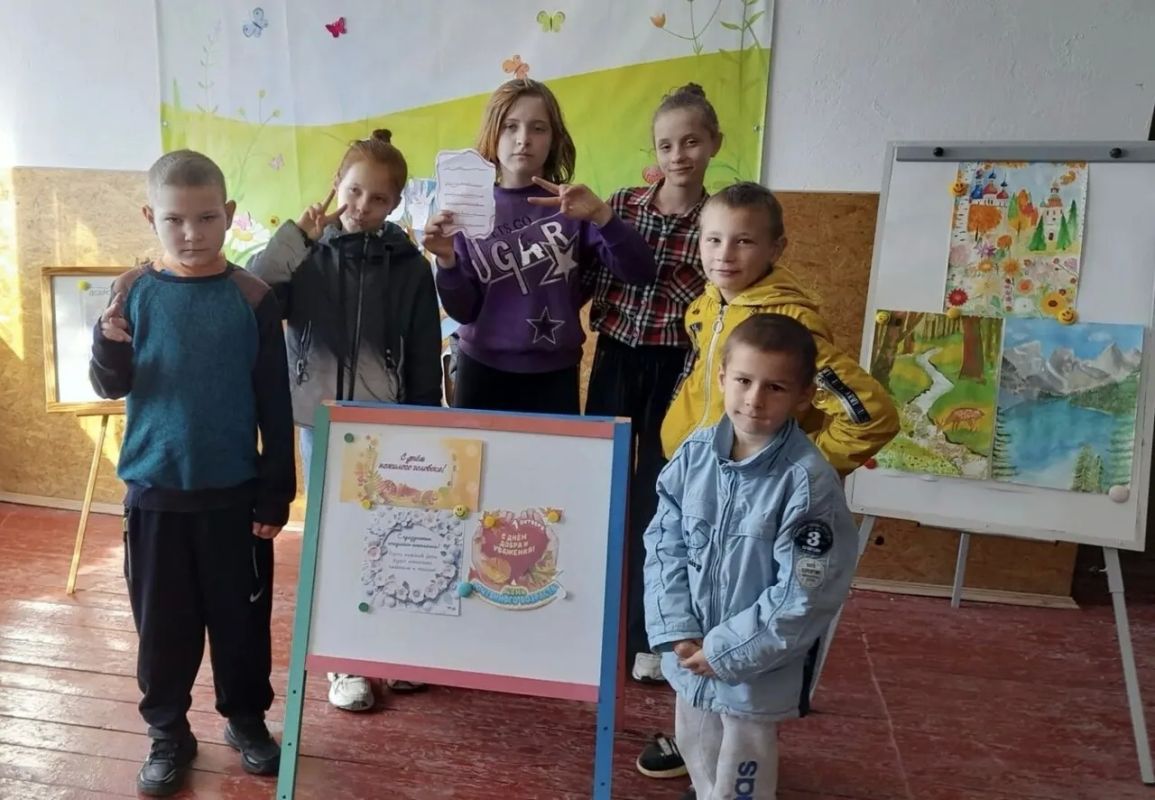 В Каховском округе юные читатели библиотеки поздравили пожилых людей с акцией «Добрых рук мастерство»