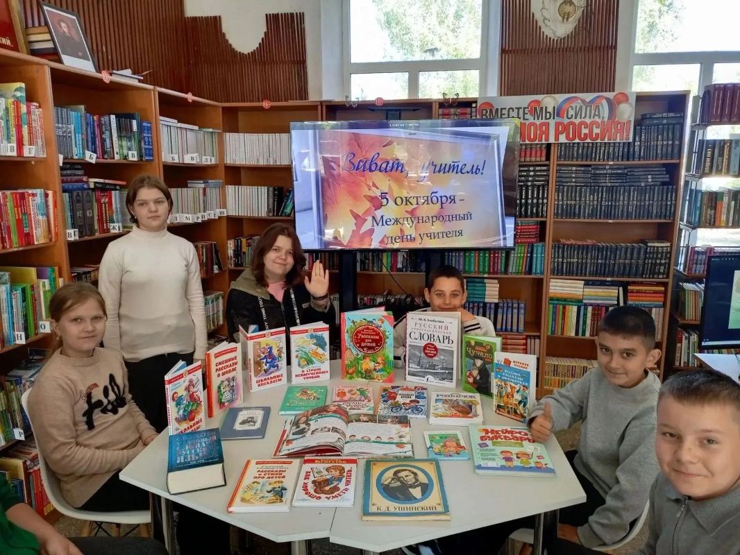 В Геническом округе открылись книжные выставки ко Дню учителя