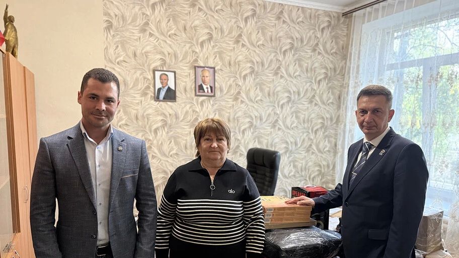В школу Новотроицкого округа привезли новый спортивный инвентарь