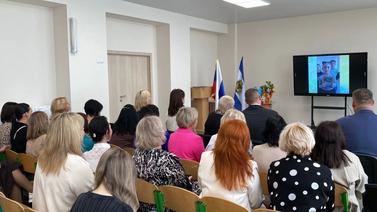 «Единая Россия» организовала поздравления педагогов в День учителя в Херсонской области