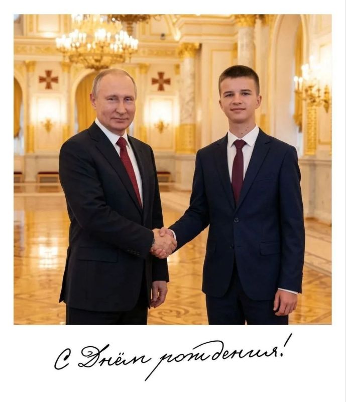 Активисты Движения Первых Херсонской области присоединились к фотофлешмобу в честь дня рождения Президента Владимира Путина