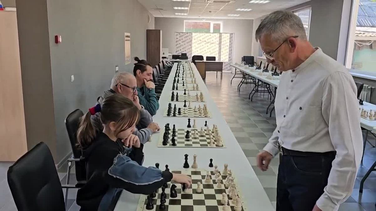 Мастер не уступил никому: в Геническом шахматном клубе сыграли сеанс одновременной игры