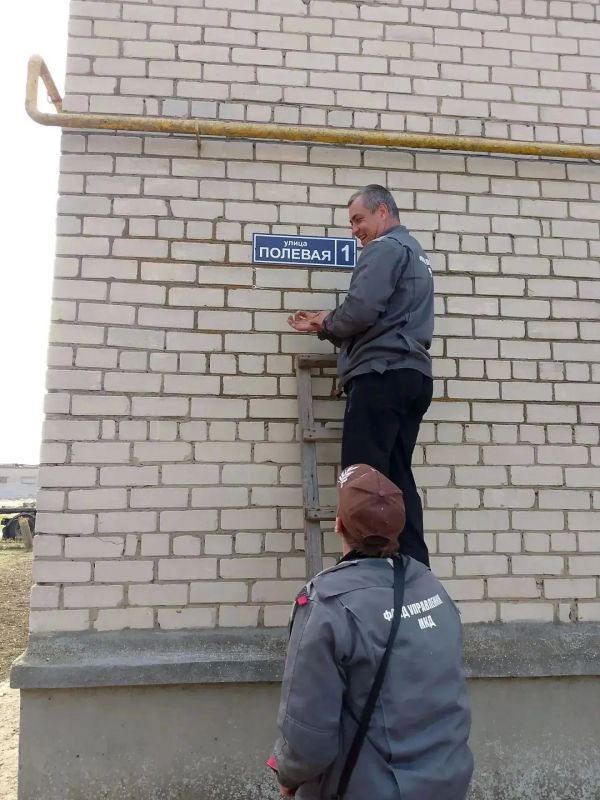 В пгт. Чаплинка начаты работы по замене адресных указателей
