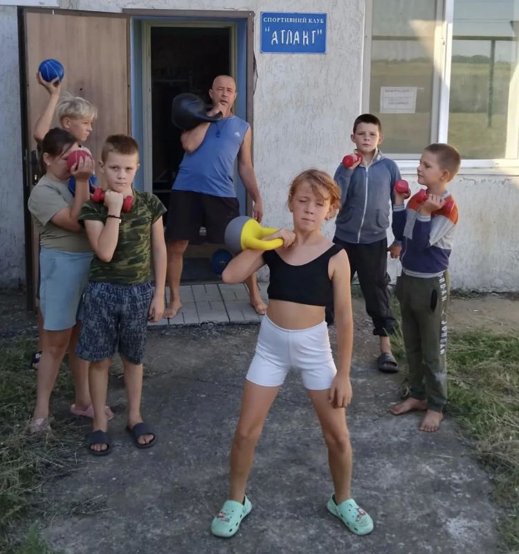 В селе Тавричанка состоялись спортивные соревнования среди участников секции гиревого спорта