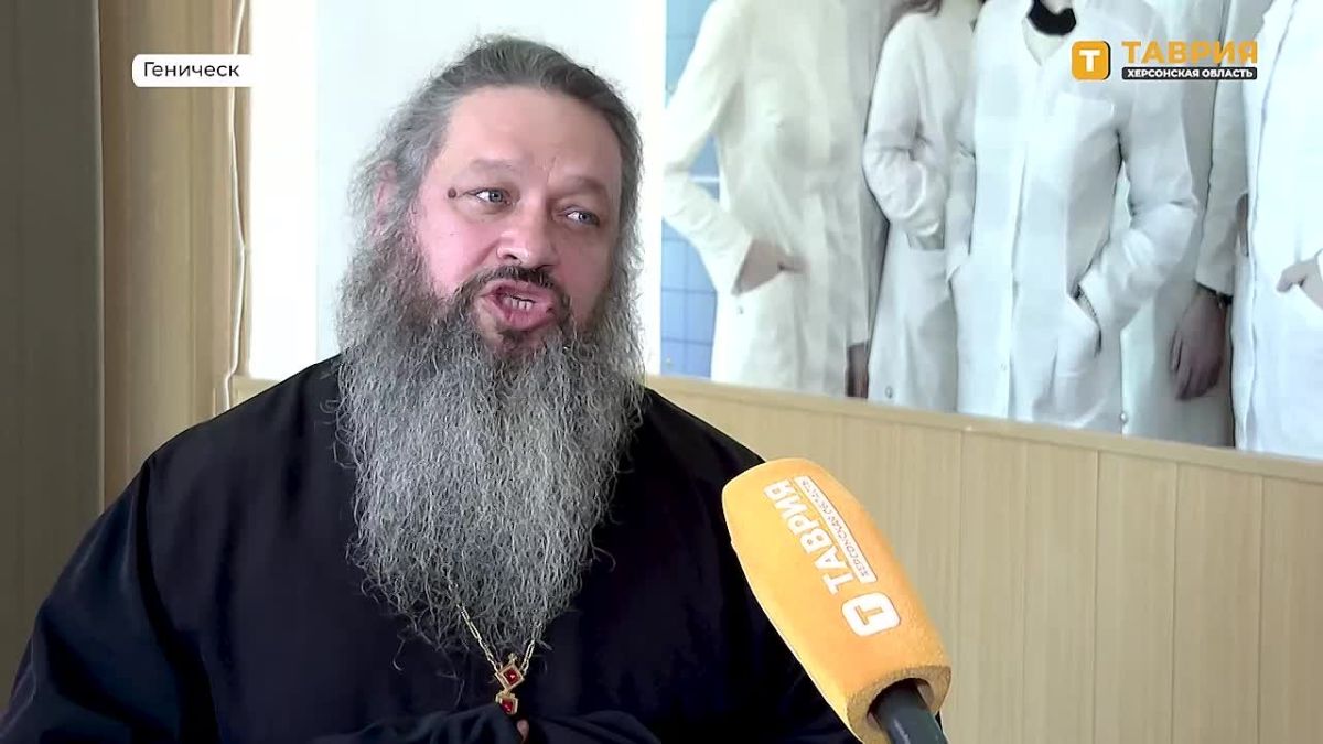 "Любовь под сердцем": в День беременных в Геническом медколледже прошла встреча с протоиереем Александром Дёмкиным