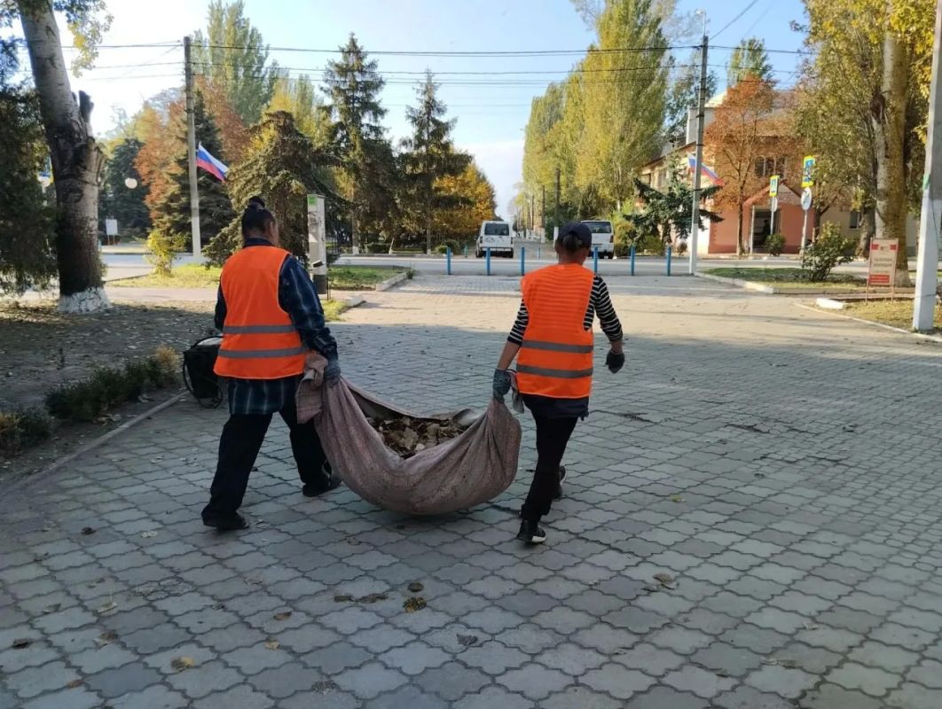 Специалисты убрали листья на Аллее Любви и на детской площадке в Скадовске