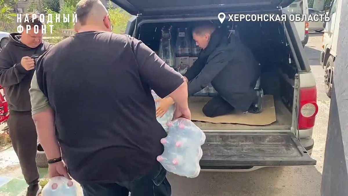 "Отказов нет". Народный фронт привёз 200 литров воды многодетной семье