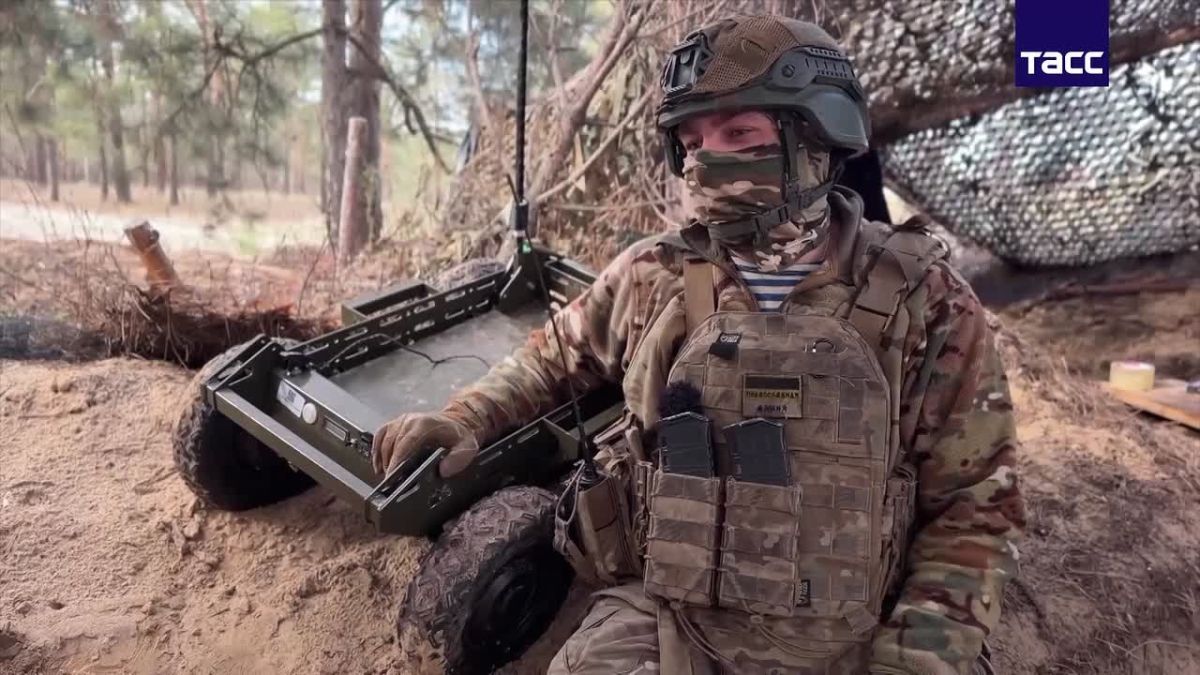 Десантники "Днепра" доставляют до 30 кг грузов на передовую под Алешками