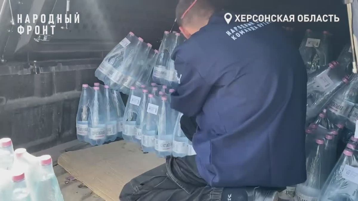 Народный фронт передал 200 бутылок питьевой воды многодетной семье из Херсонской области