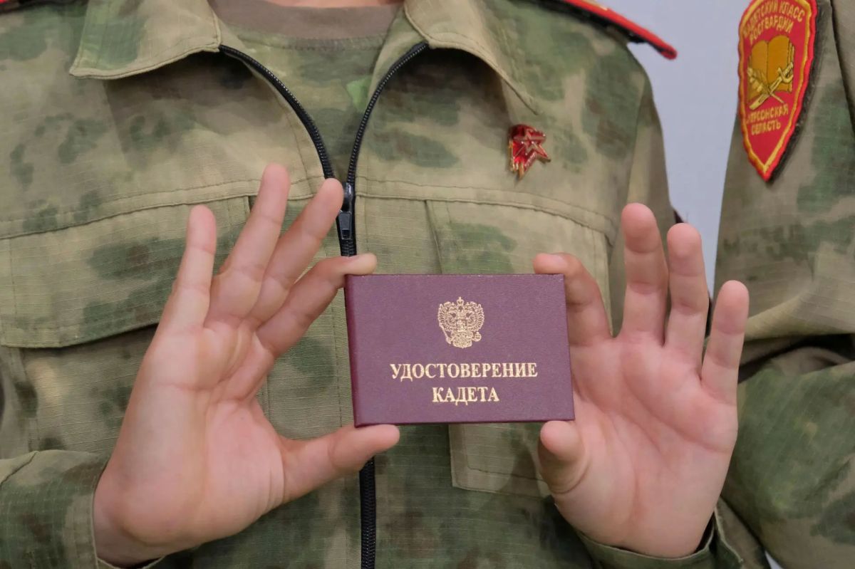 В Генической санаторной школе-интернате состоялось вручение удостоверений кадета учащимся подшефного класса Росгвардии