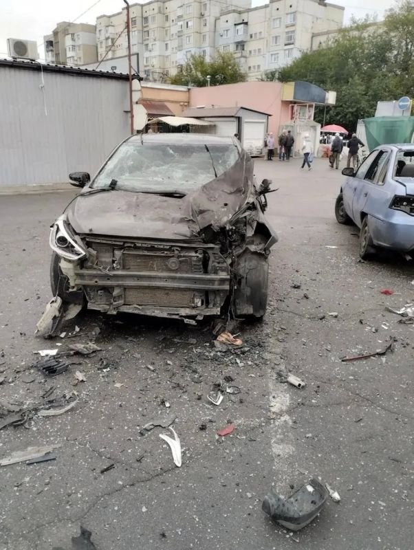 Дрон ударил по рынку в Каховке: повреждены шесть автомобилей