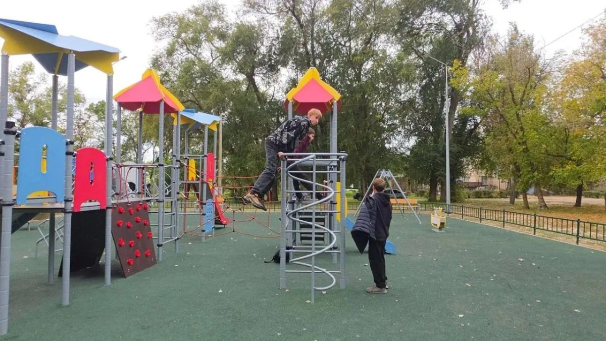 В селе Красное Скадовского округа открыли новую детскую площадку