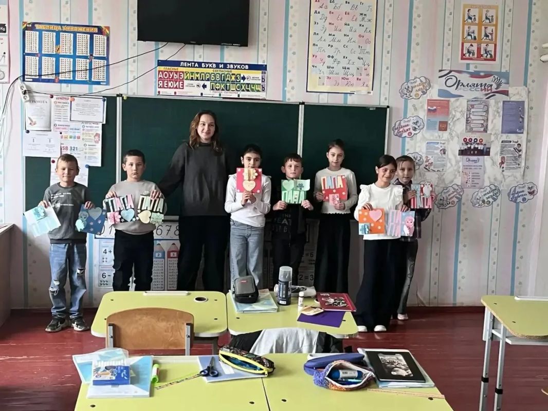 «С любовью для Папы». В преддверии Дня отца в селе Азовском прошёл творческий мастер-класс для ребят Азовской школы Генического муниципального округа