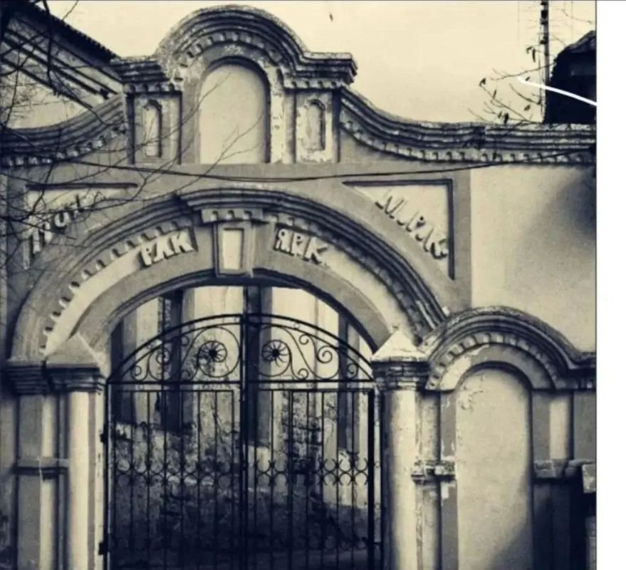 Любимый город.... Арка Романа Лукьяновича Калимбета (фото до реставрации арки)*