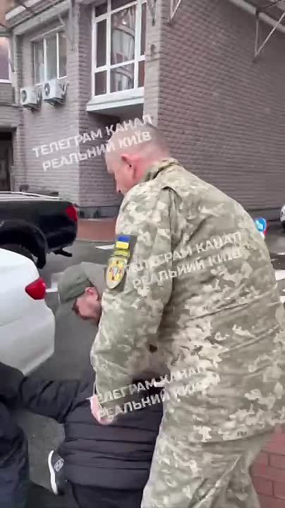 Кадры очередного случая принудительного задержания мужчины сотрудниками военкомата и полиции на территории одного из жилых комплексов на Оболони