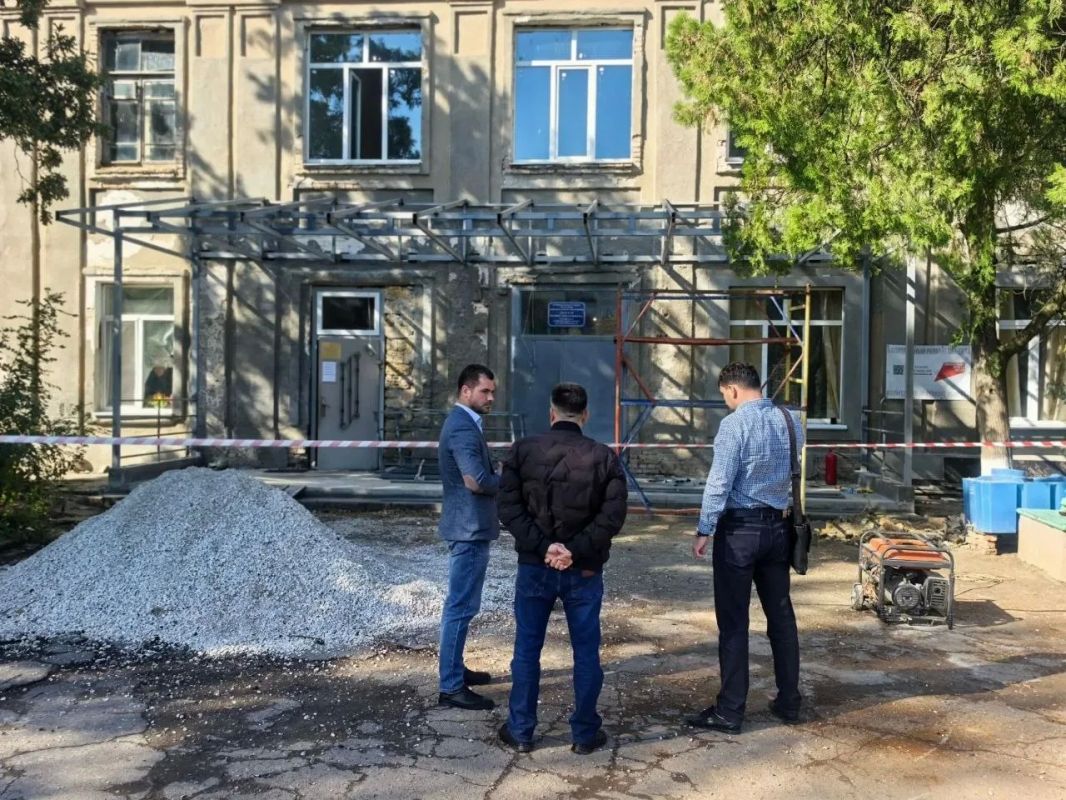 Новая крыша уже готова: в Аскании-Нова продолжают капитальный ремонт музыкальной школы