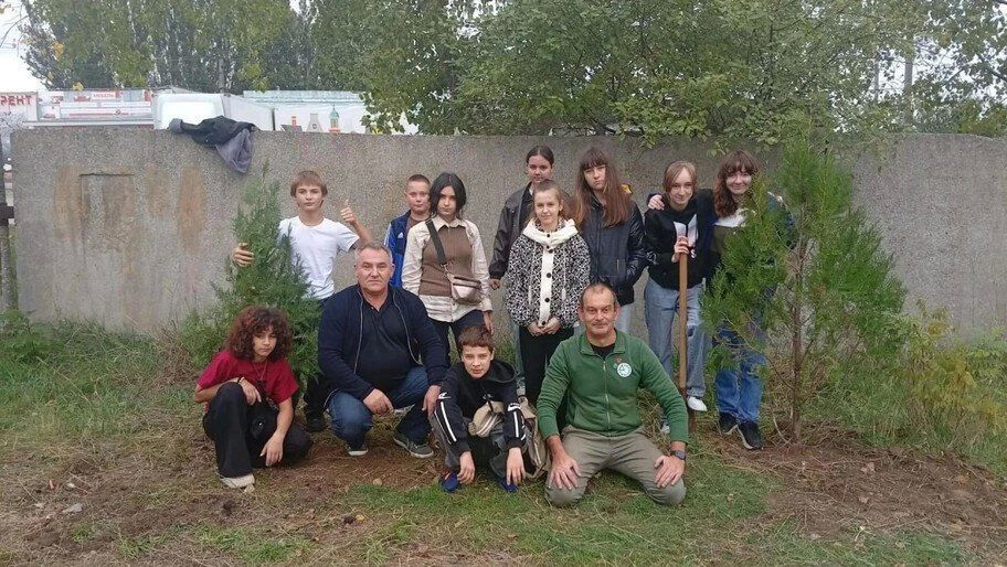 В Скадовске школьники высадили деревья на территории школы