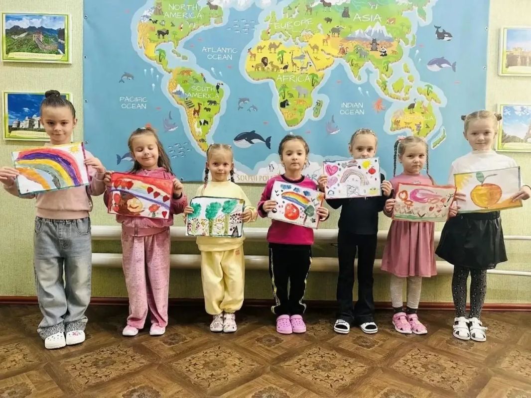 Игрушки, книги и открытки с тёплыми словами: дети Кубани отправили подарки малышам Геническа