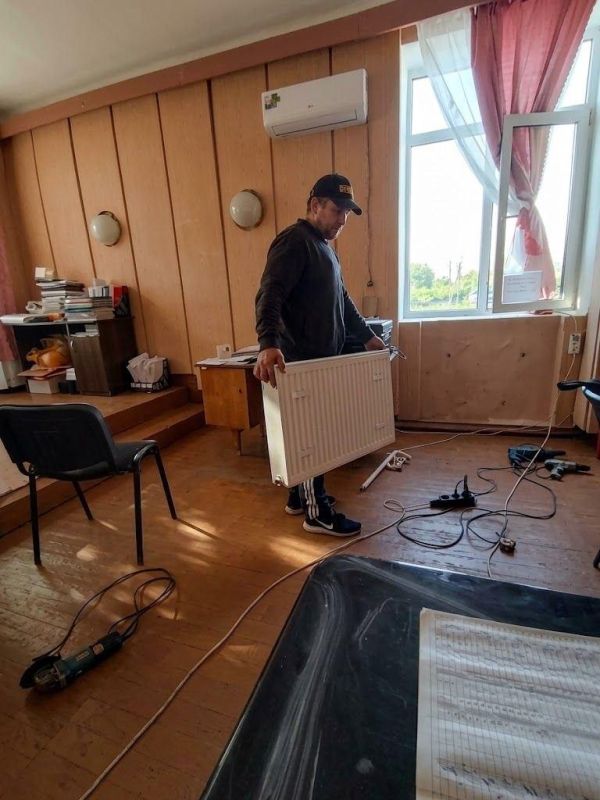 Специалисты из Адыгеи приступили к установке радиаторов в Доме культуры села Петровка