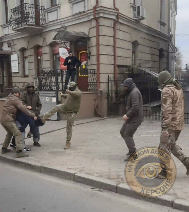 Начальник Днепропетровского областного ТЦК Алексей Дубовик сообщил, что в регионе ранее было зафиксировано 17 нападений на военнослужащих — восемь из них с ножевыми и огнестрельными ранениями