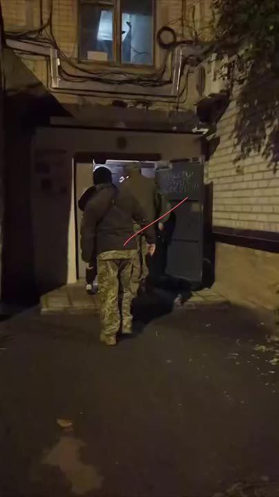 Харьков, вечернее... Пока по городу летит, людоловы делают свою мерзкую работу