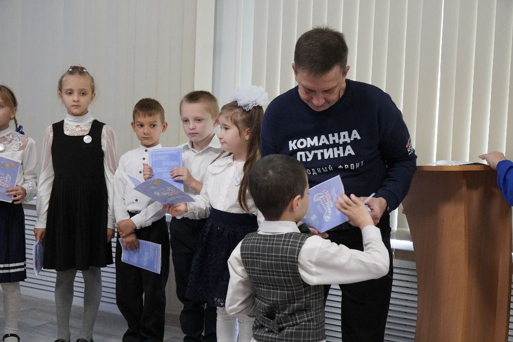 Павел Шувалкин посвятил первоклассников Генической школы №4 в «Орлята России»