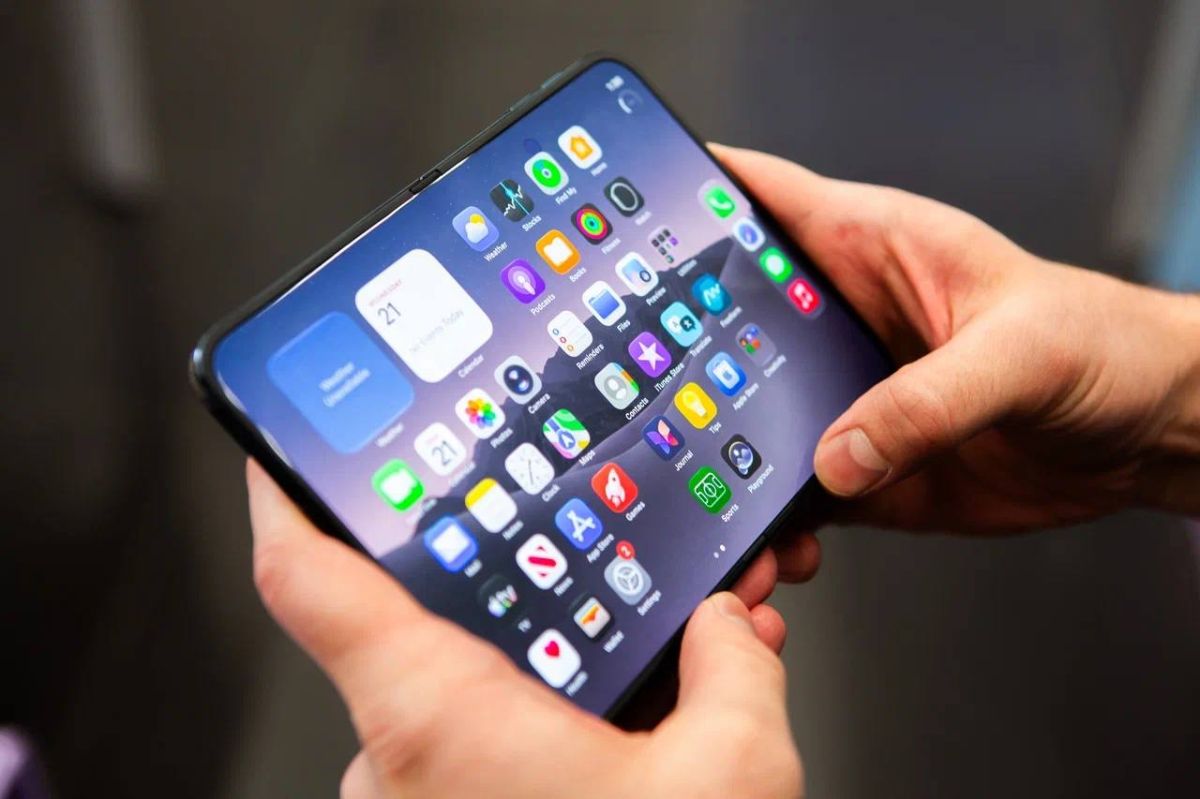 Складной iPhone Duo уже привезли в Москву