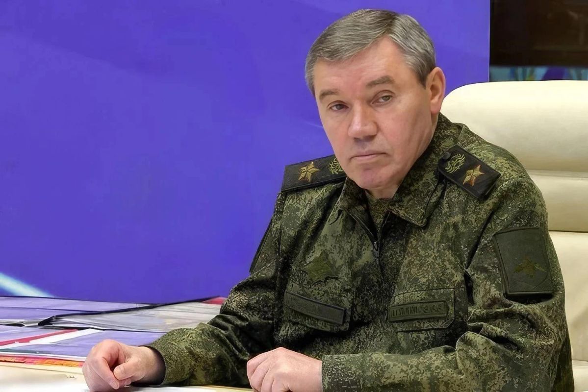 Вооружённые силы РФ вводят режим тишины на Херсонском направлении с 04:00 мск 27 октября в связи с гуманитарной операцией в районе Алешек, сообщил глава Генштаба Валерий Герасимов