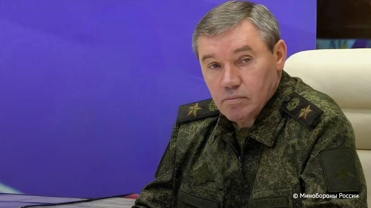 Герасимов сообщил, что ВС РФ в связи с проведением гуманитарной операции у Алешек на херсонском направлении вводят режим тишины с 04:00 мск 27 октября