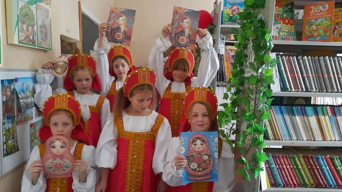 В детской библиотеке прошёл игровой развлекательный час «Матрёшка собирает друзей», посвящённый дню рождения знаменитой русской игрушки