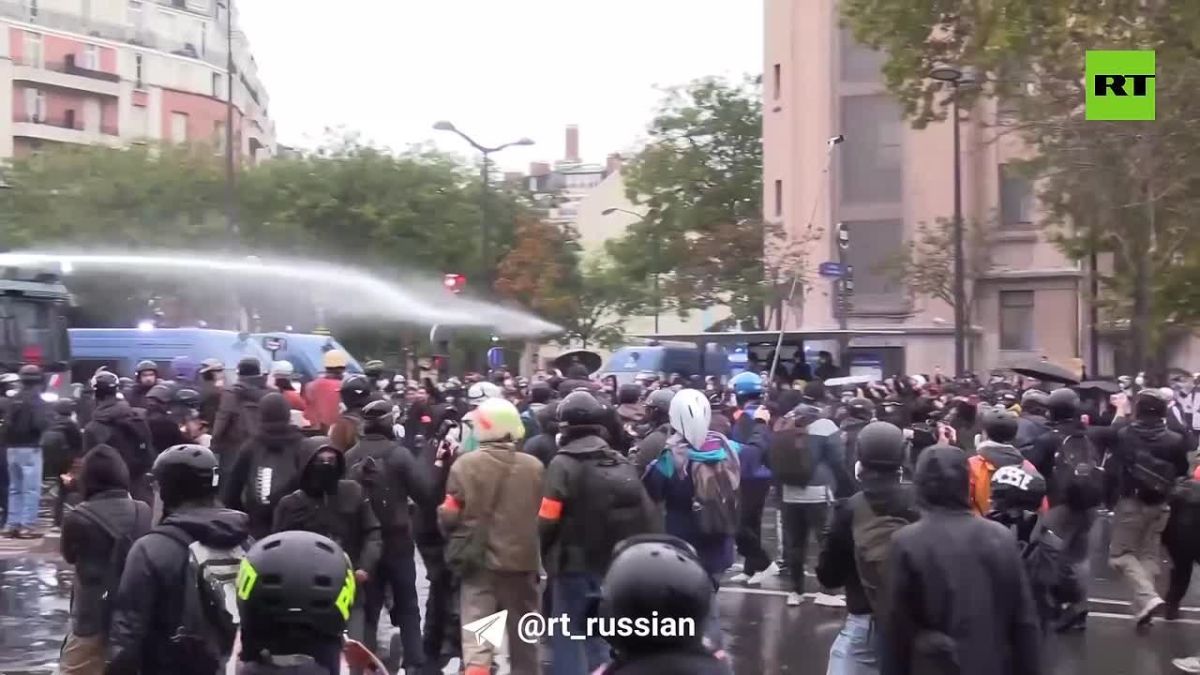 Протестующих в Париже разгоняют дубинками и водомётами: в столице Франции жёстко задерживают участников акции