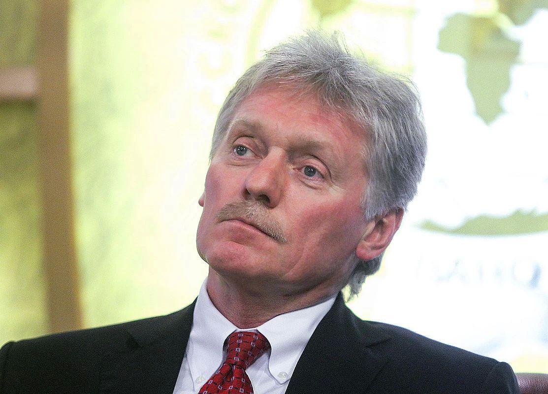 Продолжение трехсторонних переговоров не предполагает ограничений в боевых действиях – Песков